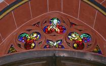 Fenster über dem Hauptportal mit dem Weltenrichter samt Engel und der Taube des hl. Geistes