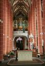 Blick vom Chor zum Altar ins Kirchenschiff